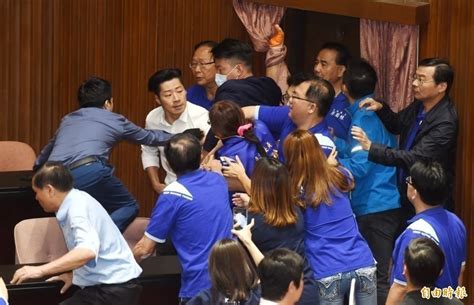 中華民國教育部版權所有© 2015 ministry of education, r.o.c. 史上最强变装!「陈玉珍狂摸林昶佐」笑翻了 - 爱豆园