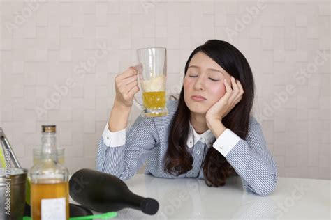 酒に酔った女性 の ストック写真とロイヤリティフリーの画像 Pic 171846130