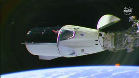Kapsul Crew Dragon Merapat Di Stasiun Luar Angkasa Internasional