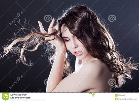 Красивая молодая девушка брюнет с длинными волнистыми волосами Курчавый стиль причёсок Стоковое