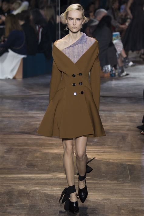 Christian Dior Spring 2016 Couture Fashion Show Vogue Moda Vestiti