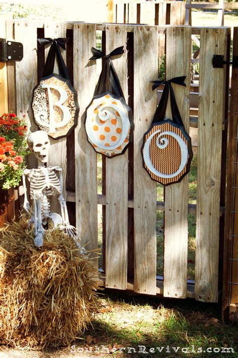 Perfect for decoration in an indoor or outdoor haunted display setting. DIY Wooden Halloween Greetings - Southern Revivals