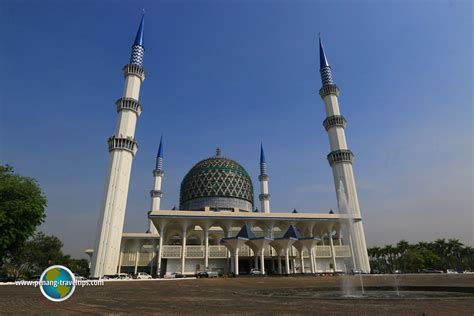 Masjid ini dinamakan masjid tun abdul aziz sebagai penghargaan kepada allahyarham tun abdul aziz, seorang tokoh dan anak watan selangor yang telah banyak berjasa kepada negeri selangor dan negara. Masjid Sultan Salahuddin Abdul Aziz Shah, Shah Alam