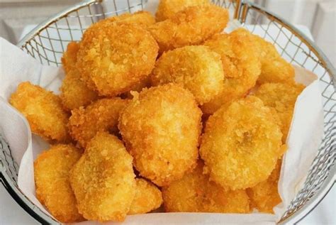 Disebut dengan pisang tanduk kemungkinan karena buah ini memiliki bentuk yang sedikit melengkung, cukup panjang, dan terlihat seperti tanduk badak. Cara Membuat Pisang Goreng Krispi Enak Untuk Buka Puasa!
