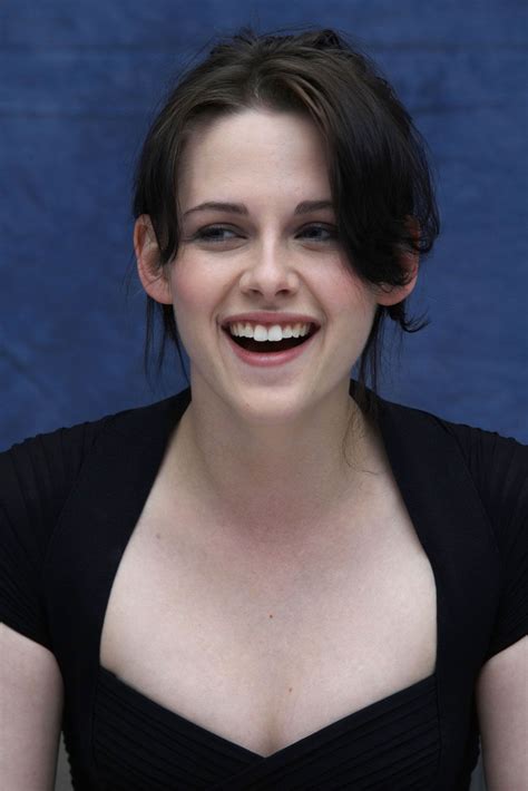 Kristen Stewart Smiling Pictures Funny Twilight Pics