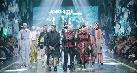 Keragaman Modest Wear Dengan Wastra Dan Konsep Sustainability Di Panggung Spotlight Indonesia