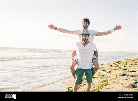 Gay couple beach Banque de photographies et dimages à haute résolution