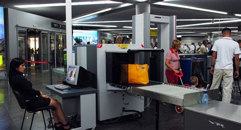 Segurança em aeroporto o que é e como funciona a inspeção de bagagens Security Sata