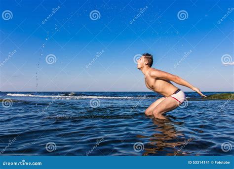 nackter junger mann der vom wasser herauskommt stockbild bild von meer gesundheit 53314141