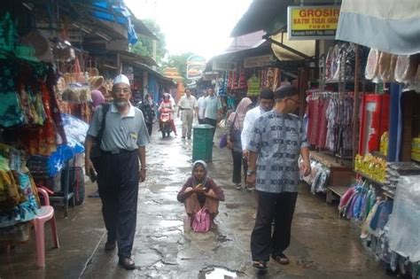Look through examples of peminta sedekah translation in sentences, listen to pronunciation and learn grammar. Wak Juragan....Melihat Dunia: Peminta Sedekah Di Makam Wali