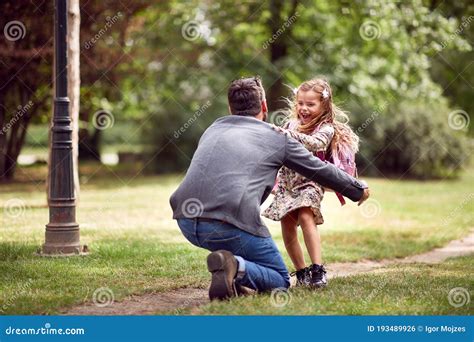 Papá Abrazando A Su Hija Después De La Escuela Foto De Archivo Imagen