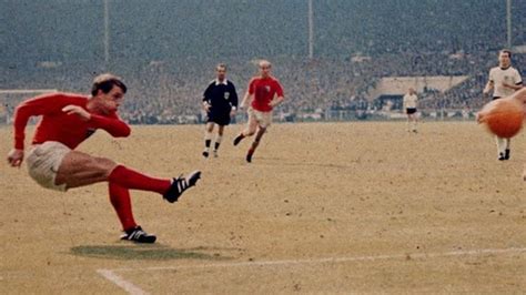 Sir Geoff Hurst S 1966 England World Cup Final Shirt Goes Unsold BBC News