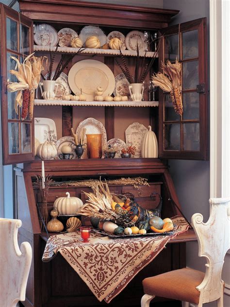 Before the cooking comes the fun part of the thanksgiving holiday prep: Traditional Thanksgiving Decorating Ideas | Living Room ...