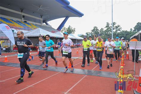 live #mwm2018 flag off of half marathon 21km by yb @amirudinshari, selangor state exco. UM 24 Hours Ultra Marathon 2018 | Running-Malaysia