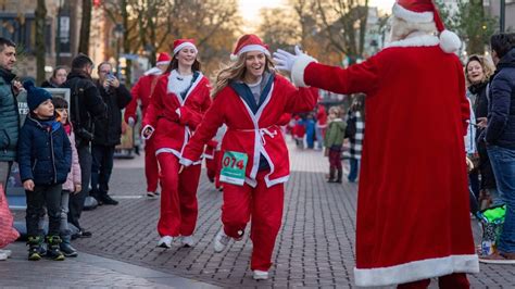 Kerstmannen Kerstelfen En Topless Kerstbomen Feest In Centrum Hilversum Al Het Nieuws Uit