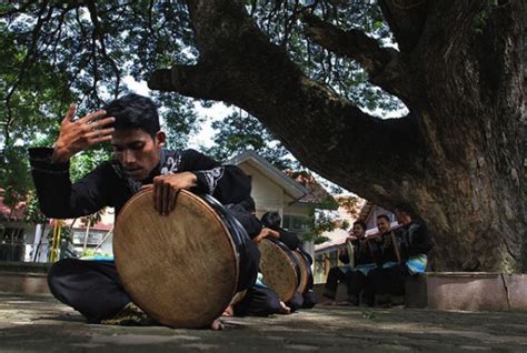 Serune kalee terbuat dari kayu pilihan yang memiliki karakter kuat dan keras sekaligus ringan. 15 Alat Musik Tradisional Aceh Gambar dan Deskripsi