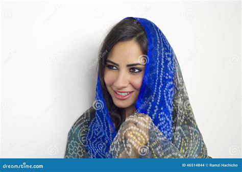 Arabische Vrouw Geïsoleerde Abaya Dragen Stock Foto Image of oost