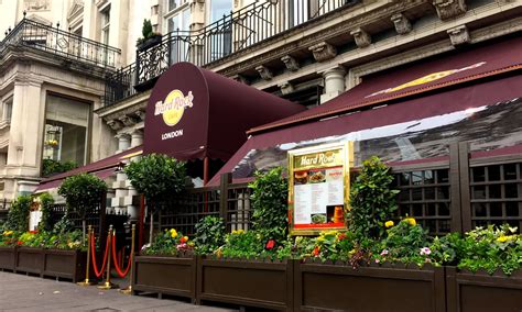 Miami awning recognizes that you want to set your restaurant apart from the others. Restaurant Awnings | Morco Blinds