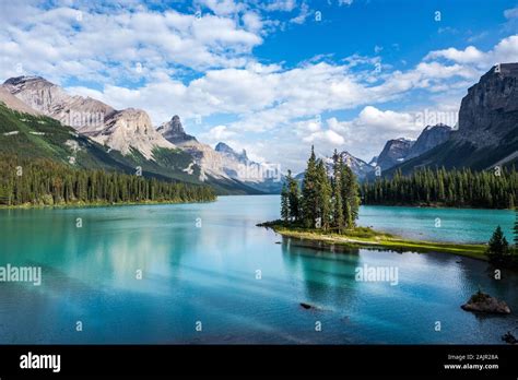 Maligne Lake Panorama Hi Res Stock Photography And Images Alamy