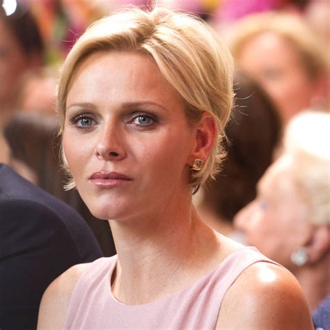 Con la mascherina e il nuovo taglio di capelli con la rasatura laterale è difficile da riconoscere la principessa charlène. Capelli, i tagli delle principesse: da Charlene di Monaco ...