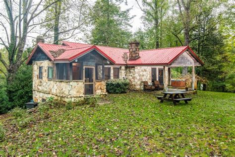 A north carolina mountain vacation getaway, clear creek cabins appeals to those looking for a smoky or blue ridge mountain getaway, a hendersonville nc cabin rental, asheville area cabin rentals, or a quiet cabin rental near chimney rock or lake lure. Apple Valley Cabin | Hendersonville, NC | Yonder Luxury ...