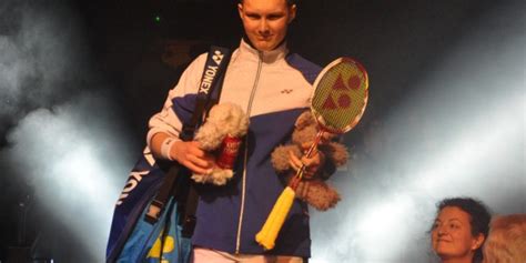 Designed with a slimmer shaft and an advanced rotational generator system, this new badminton racquet was created for advanced players.by developing racquet technologies in weight distribution, shaft, frame shape and cap, the astrox 100 enables access to power that controls the quick changes of pace in the game. Viktor Axelsen var nådesløs mod unge Antonsen ...