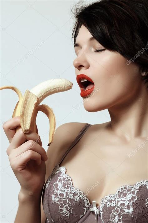 Sexy Girl Avec Une Banane Sous Vêtements Maquillage Des émotions Passion Image Libre De