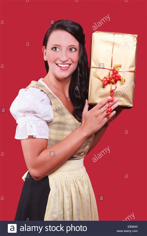 Junge Frau Mit Dirndl Und Ein Großes Geschenk In Der Hand Stockfotografie Alamy