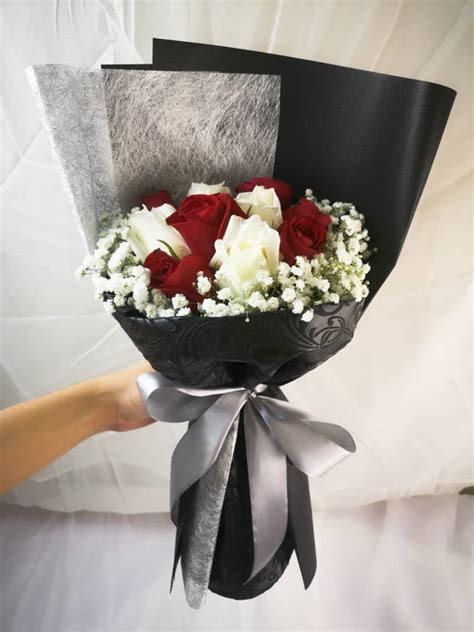 Mixed Red And White Roses Bouquet Nieldelia Florist In Kl