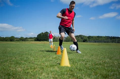 improve your soccer dribbling skills with these five drills bóng đá tập luyện ngôi sao