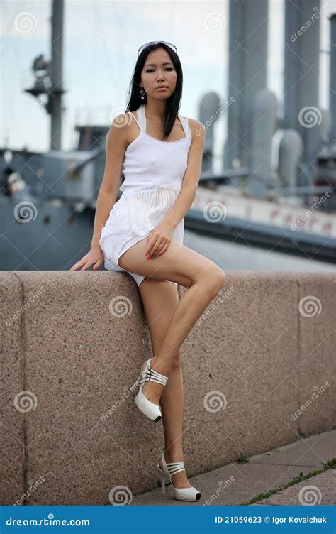 Aziatische Vrouw Dichtbij Muur Stock Afbeelding Image Of Pijn Meisje