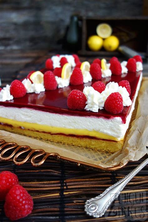 Mit einer gabel oder gezackten teigkarte muster auf der torte streichen und die torte evl. Zitronen - Puddingschnitten mit Himbeeren | Kuchen und ...