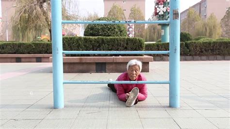 Flexi Granny 82 Yo Chinese Nan Becomes Viral Star Thanks To Her Extreme Stretches Video Ruptly