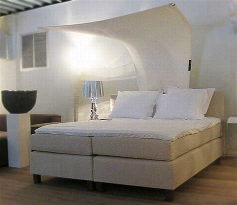 Konsep sebuah kamar tidur modern adalah menggunakan perlengkapan, alat, serta barang maupun dekorasi yang modern. Desain Interior Kamar Tidur Minimalis Modern