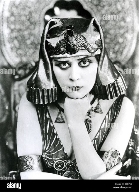 Cleopatra 1917 Silent Film With Theda Bara Stock Photo Alamy