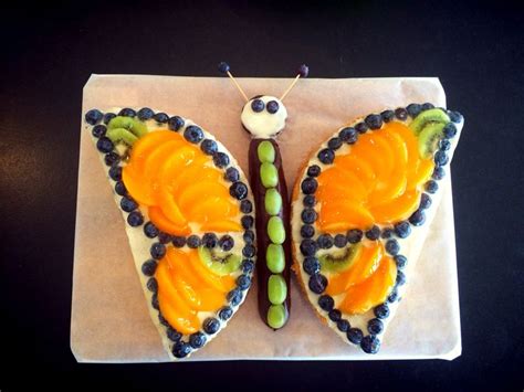Einen teig in eine gefettete kastenform, den anderen in eine gefettete springform geben und beide ca. Schmetterling Kuchen Kindergeburtstag Obst | Schmetterling ...