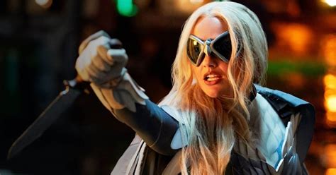 ‘titans New Bts Photo Reveals Minka Kellys Updated Dove Goggles