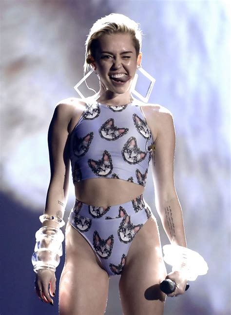 American Music Awards 2013 Miley Cyrus Performs Wrecking Ball With