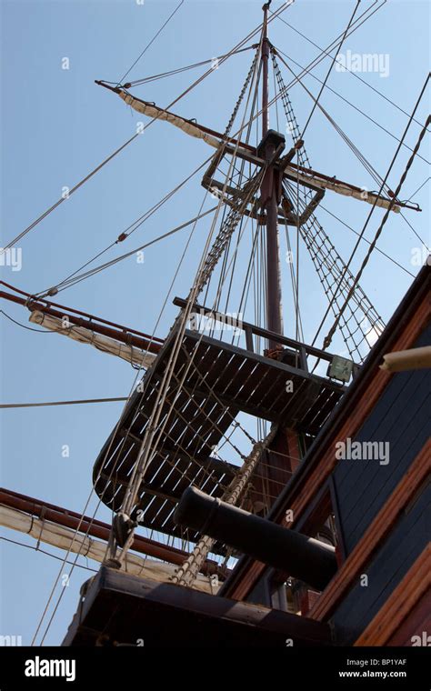 Old Square Rigged Sailing Ship Hi Res Stock Photography And Images Alamy