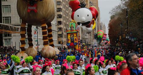 macy s thanksgiving day parade guide street closures where to watch cbs new york