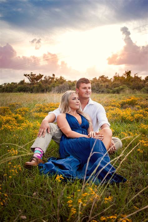 fall couples photoshoot flower field | Couples photoshoot, Prom picture ...
