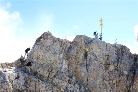 From ehrwald in austria the two panoramic cable cars of the tiroler zugspitzbahn can accommodate 100 guests taking them up to germany's highest peak. Ds Gipfelkreuz der Zugspitze Foto & Bild | landschaft ...