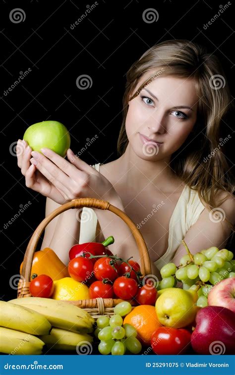 Mooi Meisje Met Fruit En Groenten Stock Afbeelding Image Of Portret