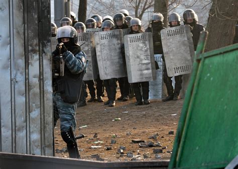 Police And Protesters In Ukraine Escalate Use Of Force The New York Times