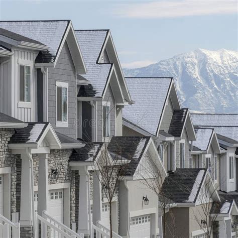 Casas Suburbanas Cuadradas Con Techos Nevados Y Puertas De Garaje