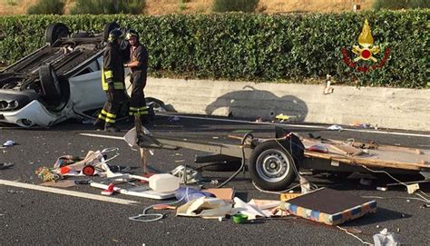 Studentessa 23enne muore schiacciata tra la sua auto e la macchinetta mentre paga il. Incidente in A14 tra roulotte e furgone - Il Metauro