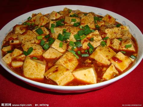 It consists of tofu set in a spicy sauce, typically a thin, oily, and bright red suspension, based on douban (fermented broad bean and chili paste) and douchi (fermented black beans), along with minced meat. 麻婆豆腐摄影图__传统美食_餐饮美食_摄影图库_昵图网nipic.com