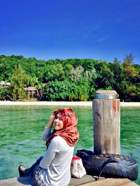 Pemandangan yang sangat cantik, air laut yang kebiruan yang membuatkan orang ramai datang ke sini untuk bergambar. Yanayonet: Tempat menarik di Sabah.