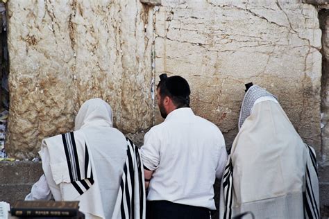 הכותל המערבי הר הבית בית המקדש מידע טכסים מנהגים מסורות מפת הגעה וממצאים ארכאולוגיים. הכותל המערבי | לקסיקון לתרבות ישראל | תרבות.il