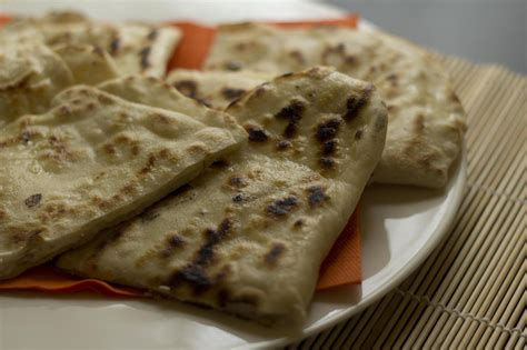 The origin of the delicious flatbread we call naan comes from india. Cheese naan - Mangia con Me